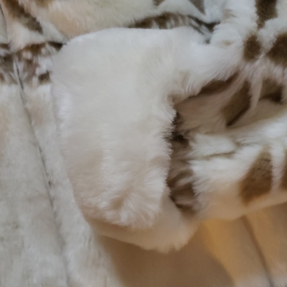 Ladies Plush Winter Coat - Picture 3 of 3